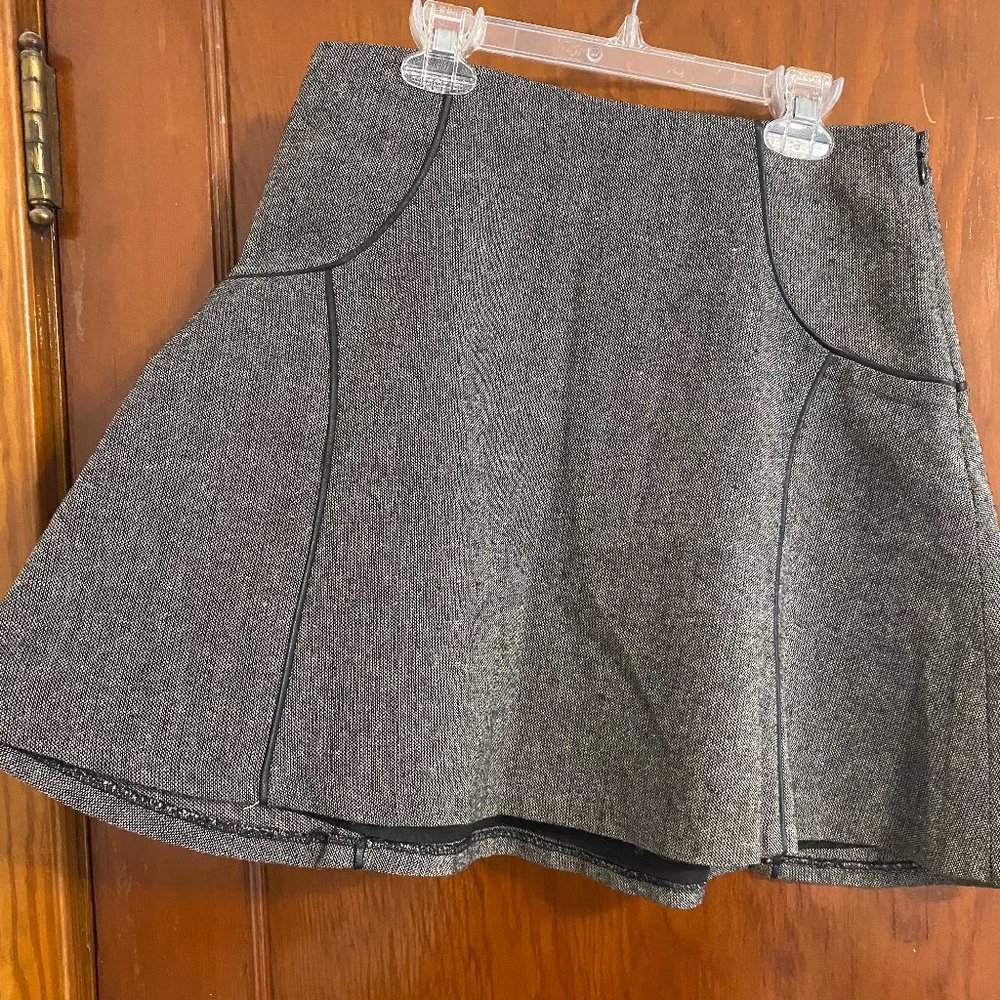 Tweed skirt with trim